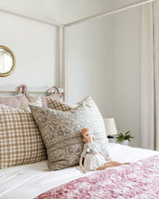 Load image into Gallery viewer, Danny Floral Print Pillow Cover